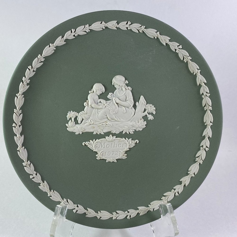 " Mother's Day Gift" Wedgwood Mother Plate 1972 Sage Green Jasper 6.5”